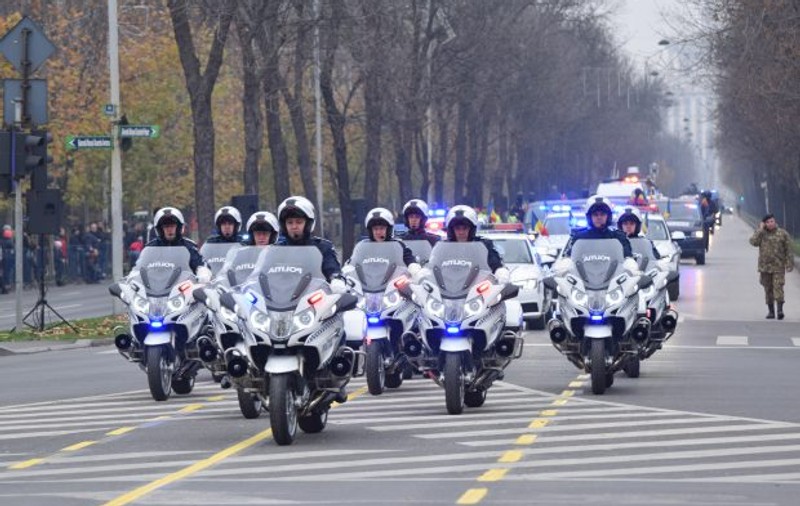 Traian Băsescu la parada de 1 decembrie. A venit cu toți nepoții după el | FOTO