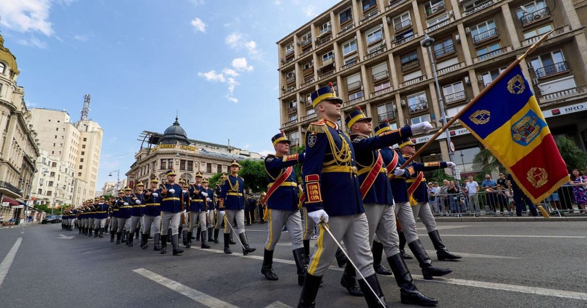 Soldați ai Regimentului de Gardă mărșăluiesc în timpul ceremoniei de celebrare a Zilei Imnului Național al României, în fața Palatului Cercului Militar Național din București, 29 iulie 2025