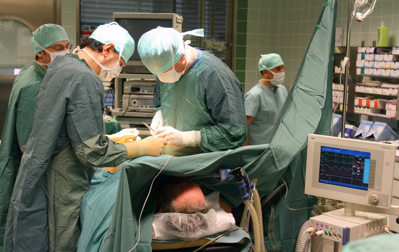 PREMIERĂ MEDICALĂ în România! DUȘ CU CITOSTATICE pentru un BOLNAV DE CANCER
