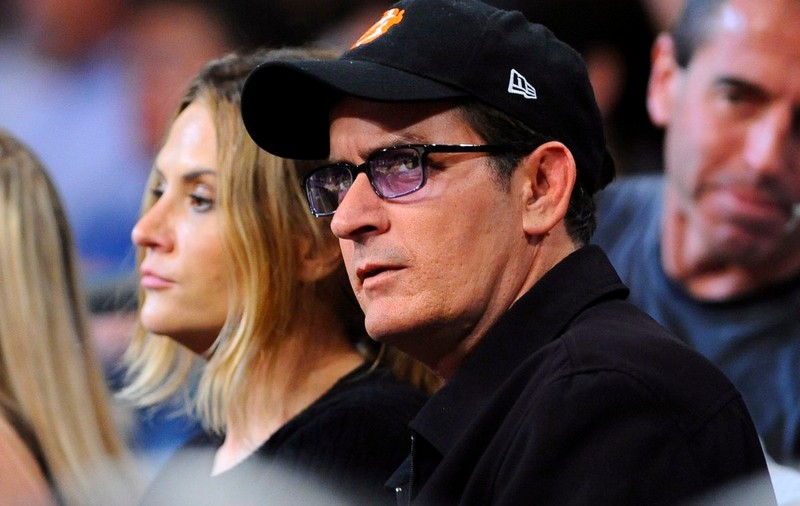 Charlie Sheen, scos din minţi de "idioata" Rihanna! Vezi ce moft i-a refuzat artista!