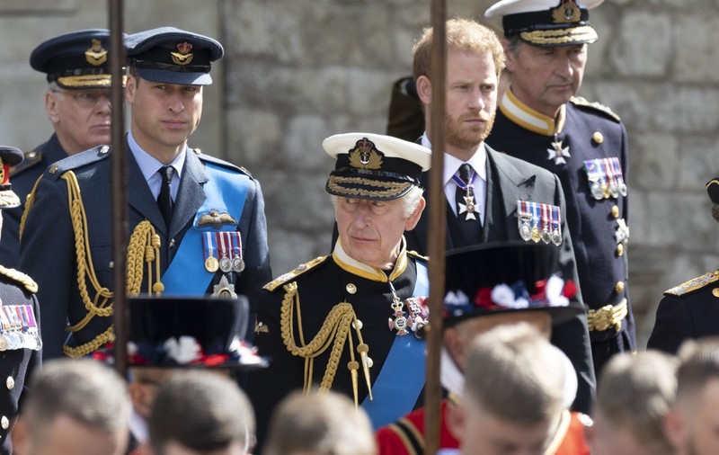 William şi Harry, distanți la înmormântarea reginei Elisabeta a II-a, susține presa britanică