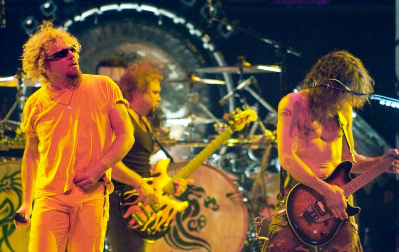 Van Halen lansează un nou album şi pleacă într-un turneu mondial în 2011 