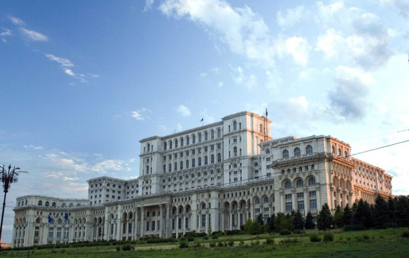 AUR a cerut la trei instituții ale statului să facă publice filmările cu irlandezul care a intrat în Parlament după ce a spart geamul