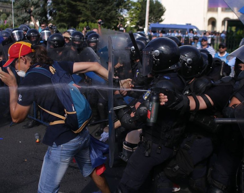 UPDATE. Război de stradă între jandarmi și huligani, în Piața Victoriei. 452 de persoane rănite / VIDEO&FOTO