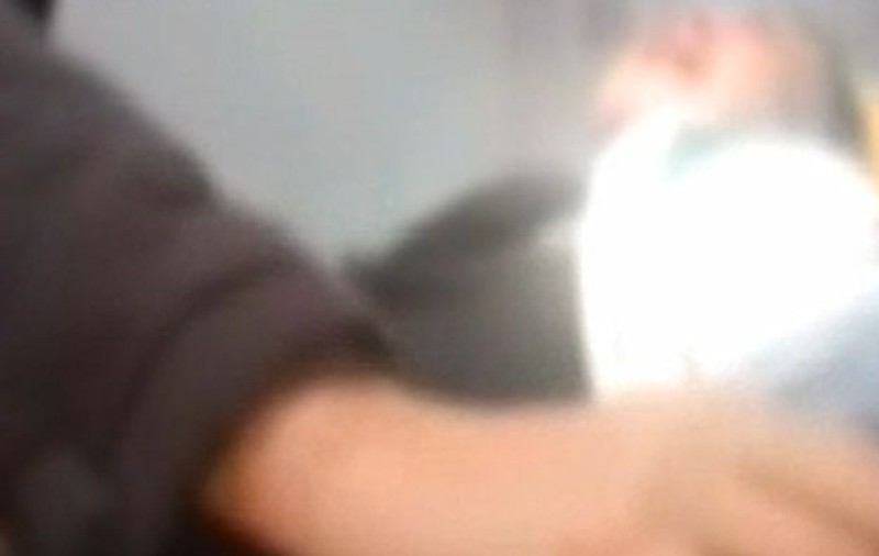 ATENŢIE! Imagini care vă pot afecta emoţional! Un STOMATOLOG NERVOS O ÎNCURAJEAZĂ pe mama unui COPIL să-l BATĂ ca să stea CUMINTE pe scaun! VIDEO 
