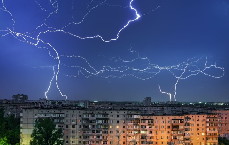 "Evitați deplasările și luați măsuri de adăpostire". Mesaj RO-Alert și cod portocaliu de ploi de până la 40 l/mp și furtuni