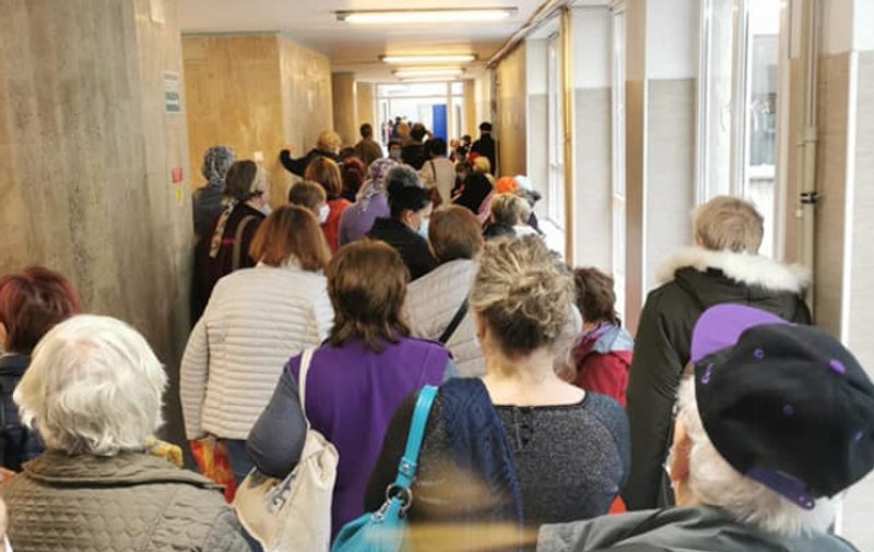 Situație revoltătoare la Institutul Oncologic din București. Zeci de bolnavi de cancer așteaptă să facă testul COVID pe holuri, înainte de internarea pentru tratament