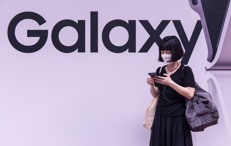 Gafă pe un cont oficial al Samsung: A folosit un iPhone pentru a posta pe Twitter despre lansarea noului Galaxy S21