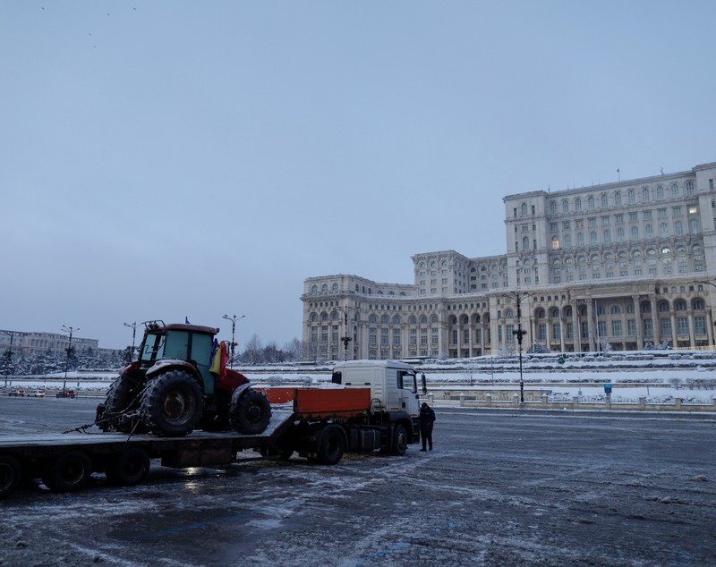 Un singur camion cu un tractor pe platformă a fost în prima zi a protestului de trei zile din Piața Constituției. Ce s-a anunțat pentru ziua de luni