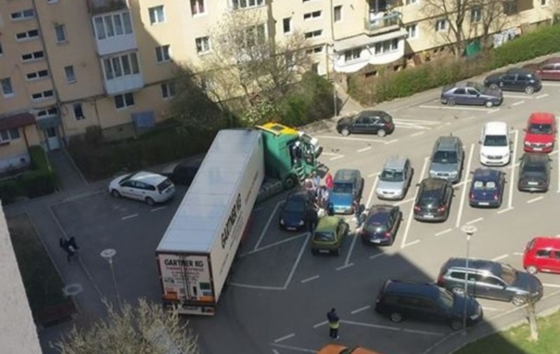Un șofer de TIR, care era beat, a distrus mai multe mașini dintr-o parcare