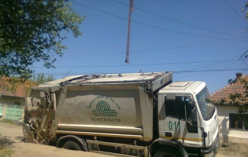 Accident de muncă mortal în Vaslui. A fost strivit în bena unei maşini de transport gunoi