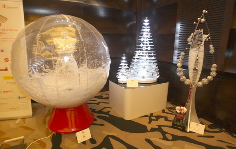 A început Festivalul Brazilor de Crăciun. Admirați pomul cu diamant sau bradul în bol de ”cristal”
