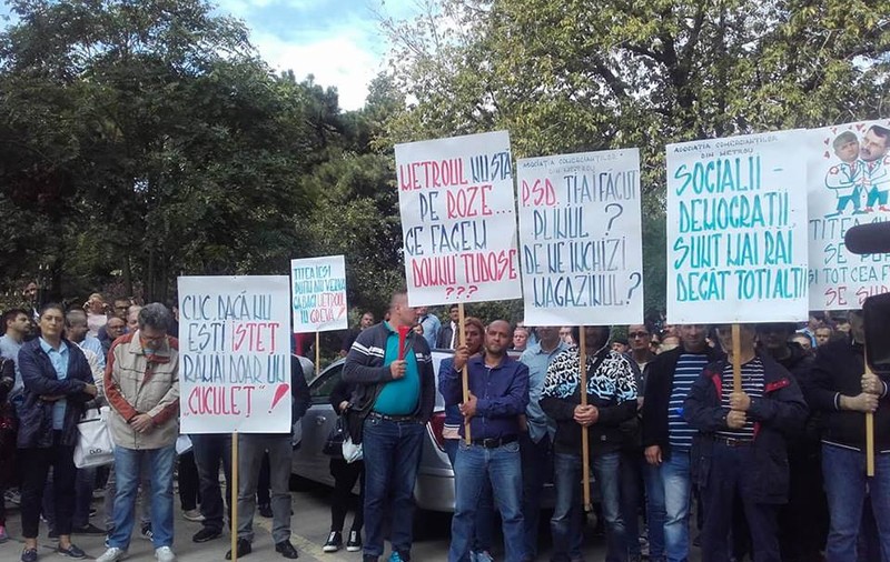 FOTO&VIDEO/ Protest al sindicaliștilor de la metrou în fața Ministerului Transporturilor. „Toți cei care avem carnete de partid vom merge la sediul PSD să le ardem”
