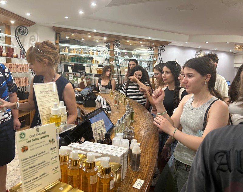 Românca Anesia Dican, între cei 200 de parfumieri ai lumii. Lucrează la Galimard, cea mai veche casă din Grasse, capitala mondială a miresmelor: „Are 1.000 de mirosuri. Nu alcool, nu tutun, nu condimente! Din 200, 40 sunt în Franța, 38 aici”. Ce parfumuri recomandă