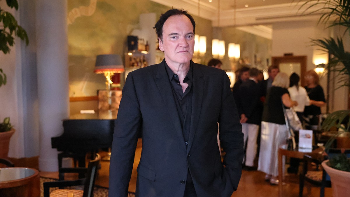 Le réalisateur Quentin Tarantino reçoit le 12ème Prix Fitzgerald à l'hôtel Belles Rives à Antibes le 9 juin 2023. Le prix Fitzgerald est un prix littéraire français créé en 2011 par Marianne Estène-Chauvin, présidente de l'Académie Francis Scott Fitzgerald et propriétaire de l'Hôtel Belles Rives. Depuis désormais 10 ans, le Prix Fitzgerald est la référence littéraire de la Côte d'Azur. Sébastien Botella / Nice Matin / Bestimage Director Quentin Tarantino receives the 12th Fitzgerald Prize at the Hotel Belles Rives in Antibes on june 9th 2023 / Profimedia Images