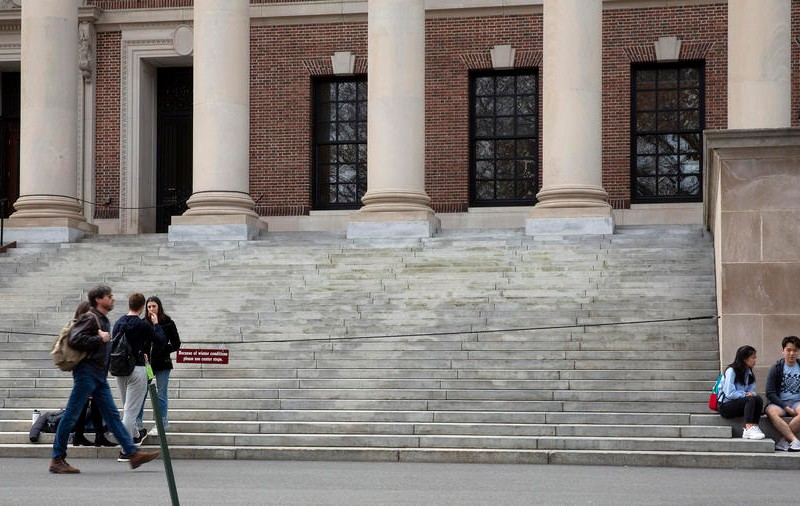 Un om de afaceri american ar fi plătit peste 1,5 milioane de dolari mită pentru ca fiii lui să fie acceptați la Harvard