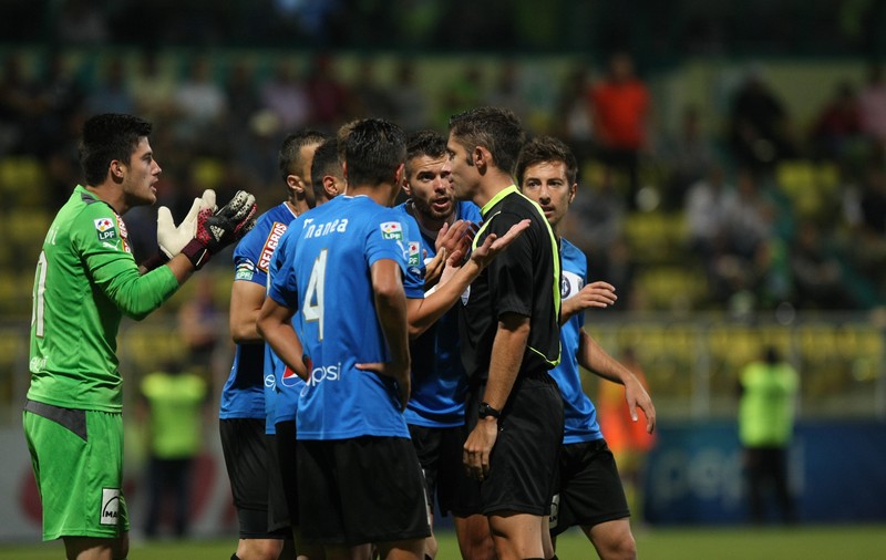 Steaua, acuzată că a câştigat cu arbitrii: "Victorie dintr-o eroare"