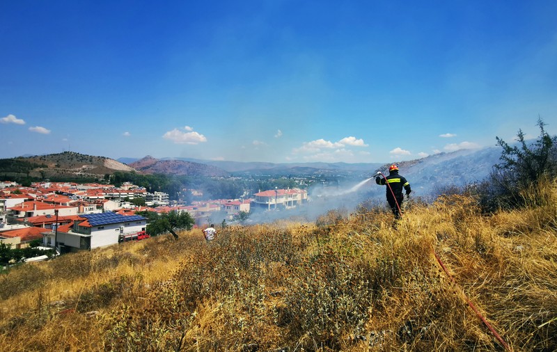 Zeci de focare de incendii de vegetaţie în Grecia