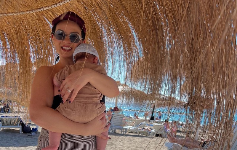Anca Dinicu și-a dus fiul în prima vacanță la plajă. Imagine rară cu Radu și partenerul actriței, Georgian Păun