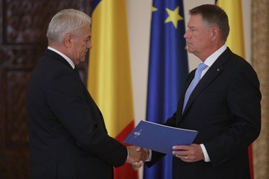 Klaus Iohannis l-a felicitat Nicolae Moga după depunerea jurământului