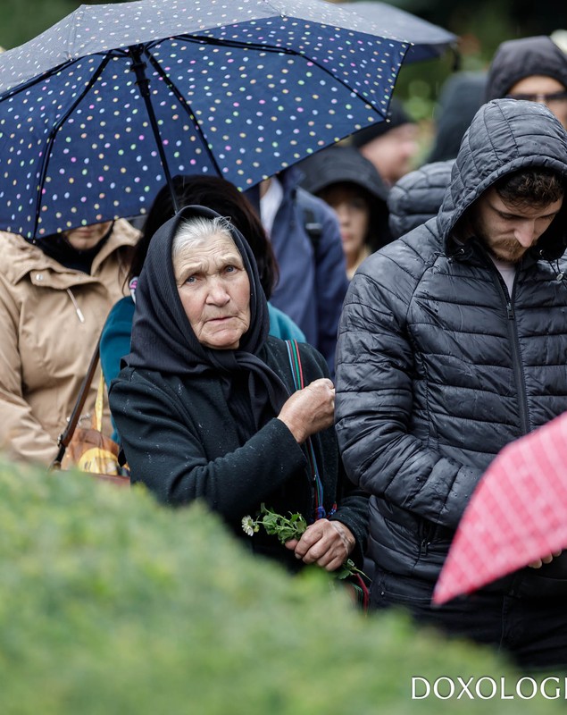 Racla cu moaştele Sfintei Cuvioase Parascheva, purtată în procesiune şi reaşezată în Catedrala Mitropolitană din Iași
