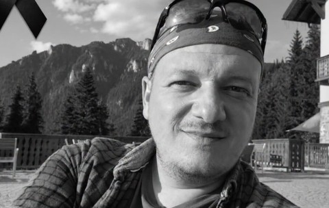 Imagine alb negru cu un bărbat cu ochelari de soare pe cap