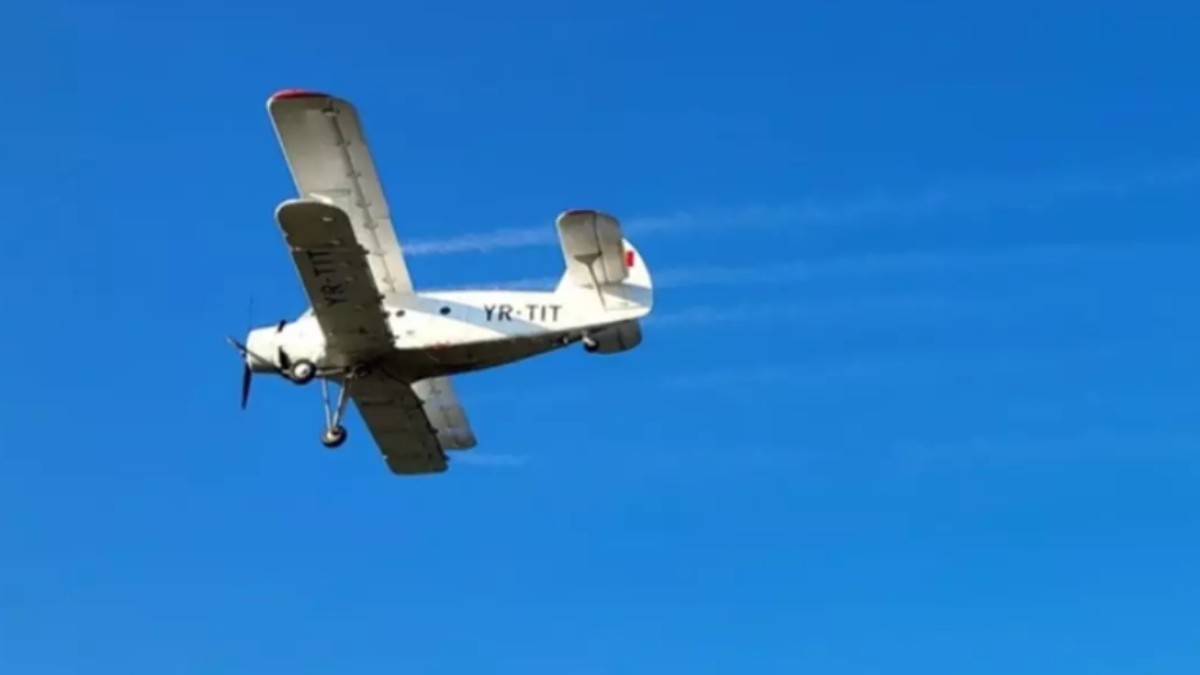 Un avion de dezinsecție în timpul zborului