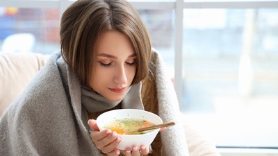 tanara-bolnava-mananca-supa