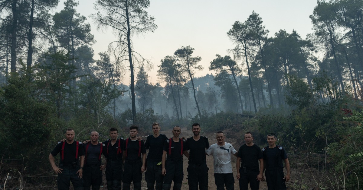 Pompierii români care luptă cu incendiile pe insula elenă Evia | Foto: Vlad Chirea / Libertatea