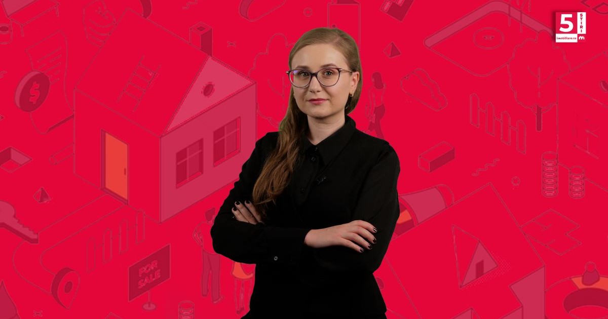 Corina Vârlan, îmbrăcată în negru, cu mâinile încrucișate, pe fundal roșu și logo-ul emisiunii 5 știri Imobiliare.ro