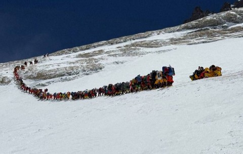 Aglomerație istorică pe Everest: 274 de alpiniști au ajuns pe vârf într-o singură zi, după săptămâni de blocaj