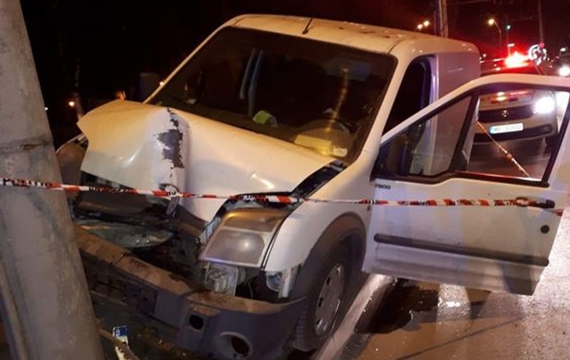 Un tânăr din București, fără permis, a furat o mașină și a făcut prăpăd în calea sa! (FOTO)