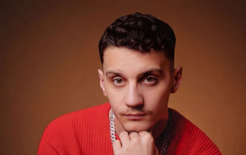 Povestea lui Emanuel Ion, artistul nevăzător din naștere: „Într-un fel greu de explicat, muzica mă face să văd”