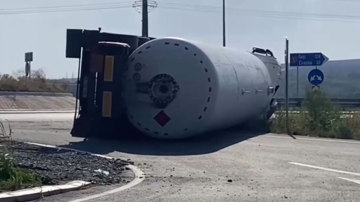 un autovehicul tip cisternă, răsturnat pe o parte într-un giratoriu din apropierea localității Simila, județul Vaslui, 2 septembrie 2025
