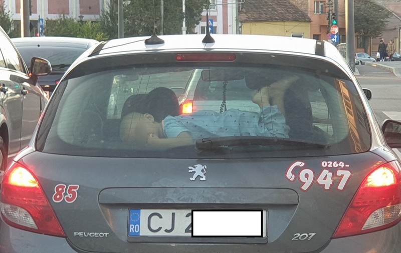 Copil plimbat cu mașina, lipit de lunetă, în Cluj- Napoca: “E cât se poate de real”. Poliția îl caută pe șofer