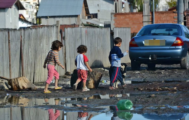 Dallas de Iaşi, locul unde trăiesc copii invizibili și oameni care nu sunt nici măcar cetățeni
