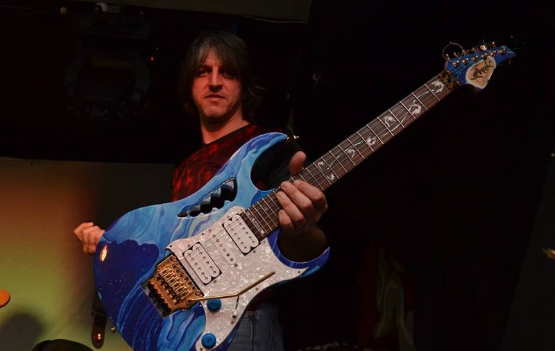 Povestea chitaristului român Mike Vlahopol, care a ajuns să cânte nu pentru public, ci pentru starurile rock-ului mondial. Are propria linie de instrumente!