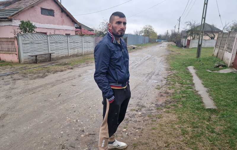 REPORTAJ. ZIUA CEA MAI LUNGĂ A LUI LAURENȚIU. Confundat cu unul dintre suspecții crimei de la Sibiu, încătușat și bătut, bărbatul din Dolj vrea acum să dea Poliția în judecată: „Mă împrumut de bani, dar nu-i las!”