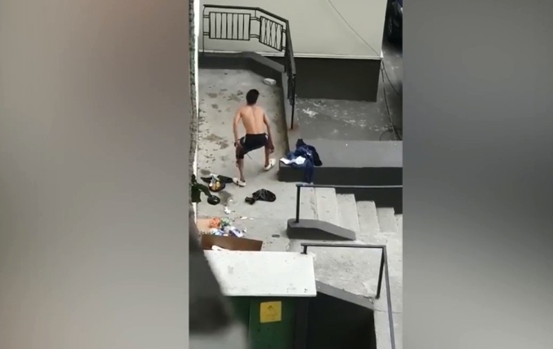 Un tânăr care părea sub controlul drogului "zombie" a fost filmat în centrul Bucureștiului. Poliția l-a reținut