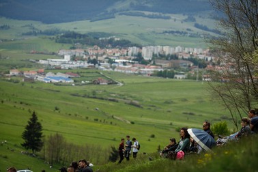 De pe dealurile înalte se poate vedea orașul Miercurea Ciuc