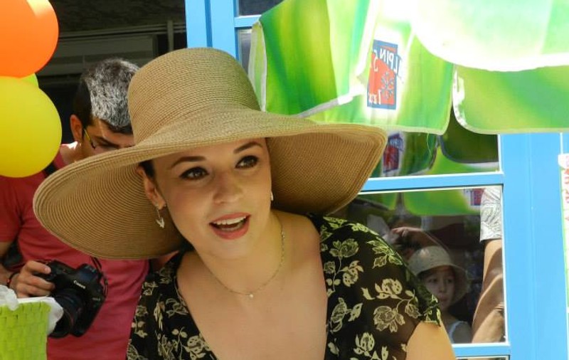 Andreea Marin, ipostază inedită: A SERVIT CLĂTITE LA MESE, la o terasă! | FOTO