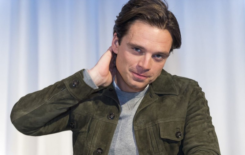 FOTO&VIDEO/ Sebastian Stan, complet gol pe un scuter pe străzile din Atena. Cine e femeia dezbrăcată care s-a lipit de el