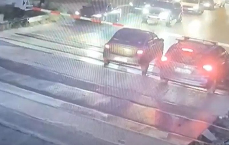 VIDEO | Mașini prinse între bariere, pe calea ferată. „Un caz clasic” de încălcare a legislației rutiere, susține CFR