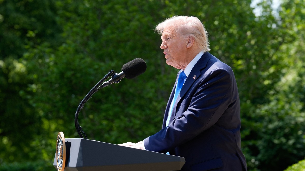 Donald Trump surprins în timp ce vorbește la microfon în timpul unui eveniment desfășurat în Grădina Trandafirilor de la Casa Albă - 1 mai 2025.