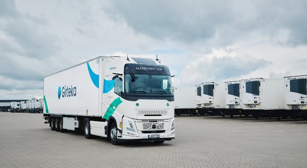 Camion alb - compania Girteka