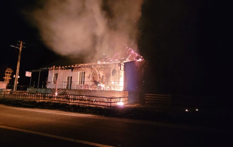 Bar din județul Neamț incendiat intenționat de un bărbat cu probleme psihice