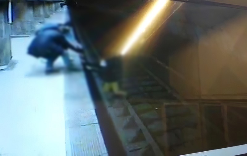 VIDEO | Imagini șocante la metrou. O adolescentă care a sărit pe șine a fost salvată în ultimul moment din fața trenului