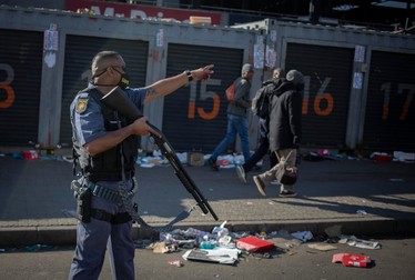 Poliția și armata, puternic înarmată, au fost scoase pe străzile din Africa de Sud. Foto:EPA-EFE/KIM LUDBROOK