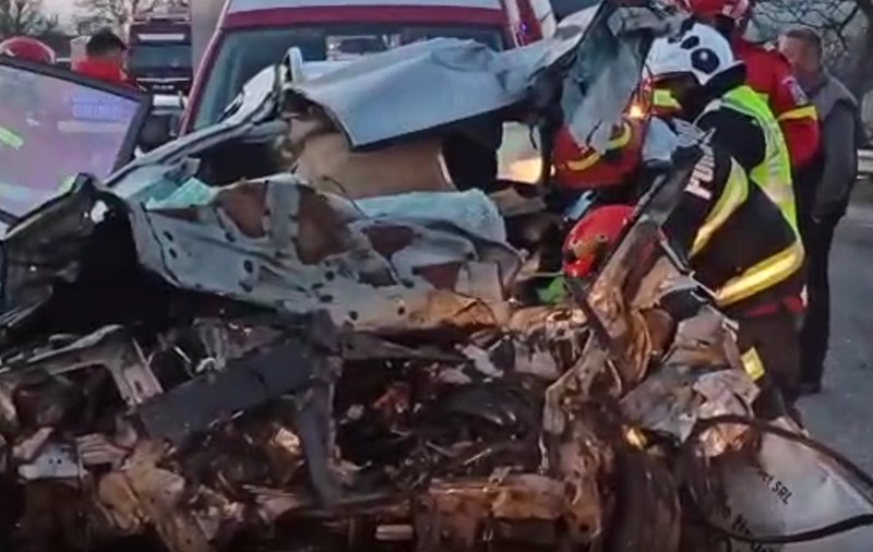 Un șofer a murit pe loc pe DN17, în Bistrița, în urma unui accident grav cu un autobuz: alți doi oameni au fost răniți