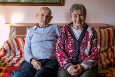 Familia Drăguț la ei pe canapea